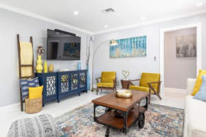 Designer Home 3br-5beds-2ba, Full Kitchen, Near Beach, Heated Pool, WiFI, Patio, BBQ, Private Yard, Peaceful Neighborhood